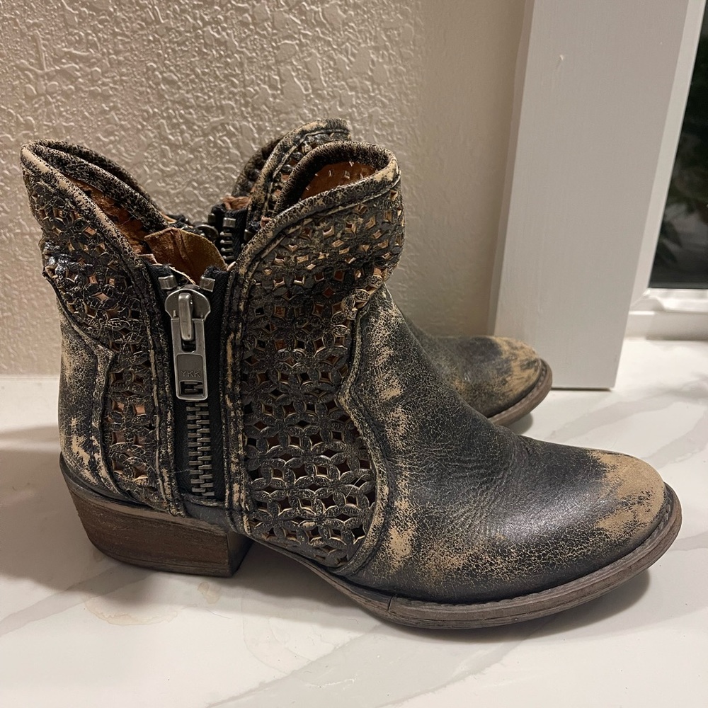 Distressed black bootie, Sz 8.5 Circle G